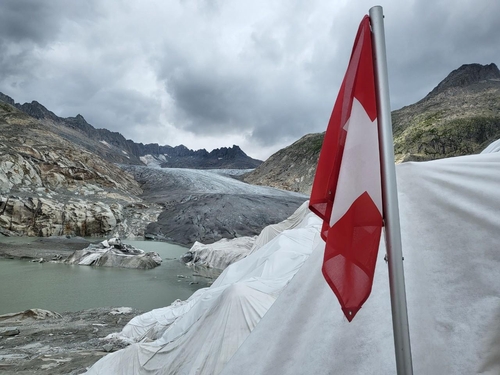 유실을 막기 위해 천막을 씌워 놓은 알프스 빙하