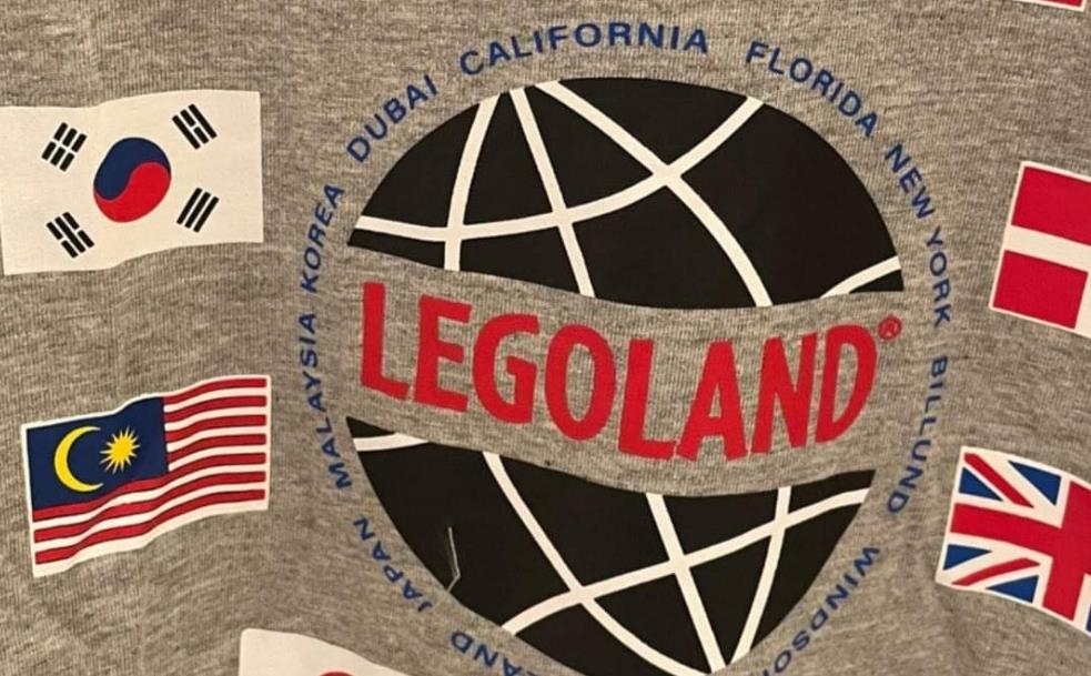 미국 테마파크인 레고랜드가 만든 기념품 티셔츠에 태극기가 잘못 그려져 있는 모습