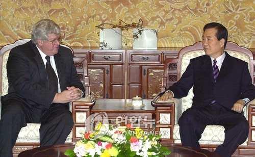 2002년 당시 방한한 데니스 해스터트 미국 하원의장과 환담 중인 김대중 대통령.