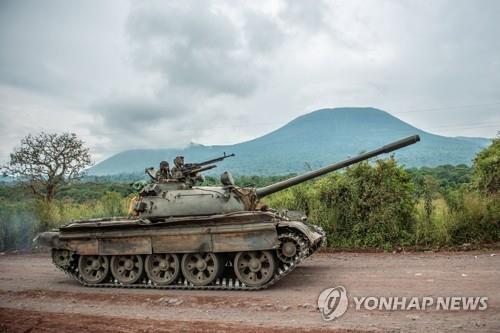 지난 5월 M23 반군에 맞서 전선으로 향하는 민주콩고군 탱크 