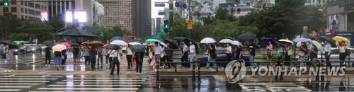 (서울=연합뉴스) 서대연 기자 = 장마가 다시 시작되며 아침부터 비가 내린 8일 시민들이 서울 종로구 광화문역 인근에서 우산을 쓰고 길을 건너고 있다. 2022.8.8