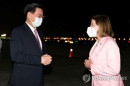 지난 2일 공항서 펠로시 미 하원의장(오른쪽) 맞이하는 우자오셰 부장(왼쪽)