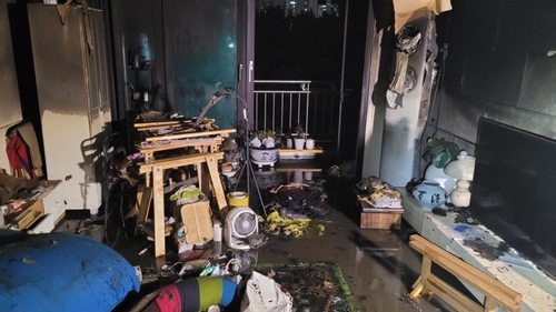 부산서 전기 자전거 과열 추정 아파트 화재…주민 100여명 대피