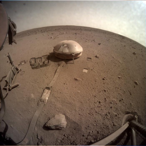 화성 적도 인근에 착륙한 인사이트호가 설치한 지진계 