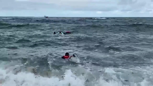 속초해경, 파도에 떠밀려 표류하던 피서객 구조