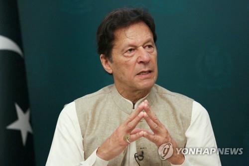 칸 파키스탄 전 총리, 대테러법 위반 입건…정치권 갈등 고조
