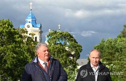 지난해 7월 말 푸틴(우) 러시아 대통령과 함께한 세친 회장