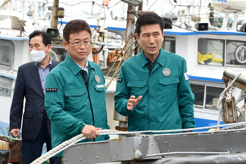 이철우 경북도지사, 이강덕 포항시장과 태풍 대비 동빈내항 점검