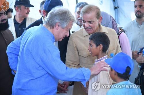 10일 파키스탄의 홍수 이재민을 만난 구테흐스 유엔 사무총장(왼쪽 파란 옷)