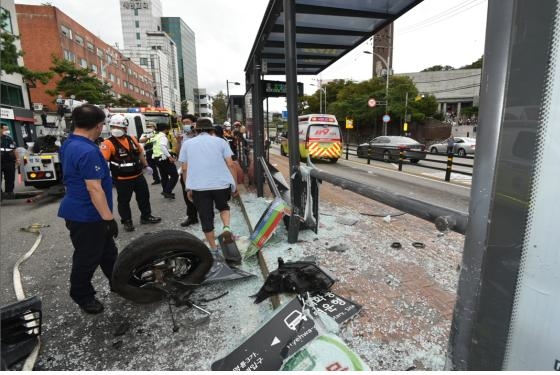 서울 종로구 혜화동에서 SUV 충돌로 파손된 버스정류장 모습