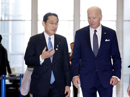 대화하는 바이든(오른쪽) 미국 대통령과 기시다 일본 총리