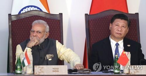2016년 인도서 열린 브릭스 정상회의에 참석한 모디 총리(왼쪽)와 시진핑 주석