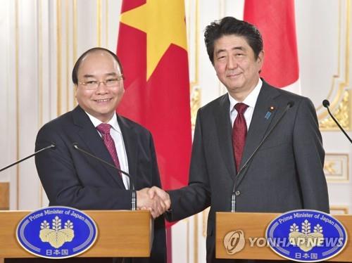 2017년 6월 도쿄에서 아베 신조 전 총리와 정상회담을 한 응우옌 쑤언 푹 당시 총리