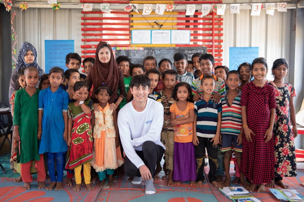2019년 방글라데시 콕스바자르 쿠투팔롱 난민 캠프에 있는 로힝야 난민 아동을 위한 교육 센터에 방문한 정우성 친선대사. [유엔난민기구 제공]
