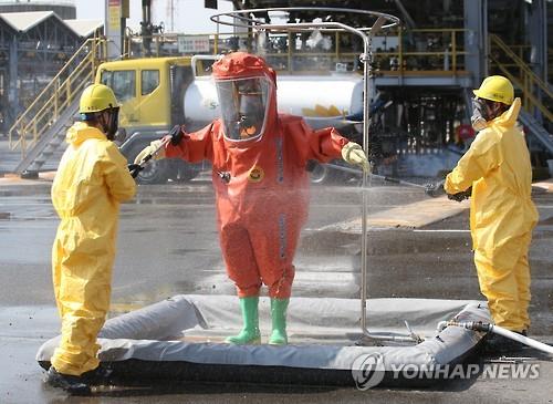 화학물질 보호복 [연합뉴스 자료사진]