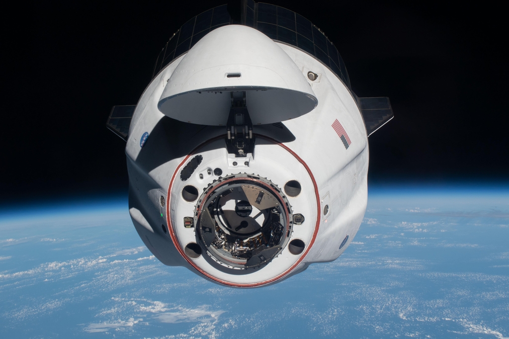 ISS에 접근 중인 스페이스X의 드래건 우주선(캡슐) 