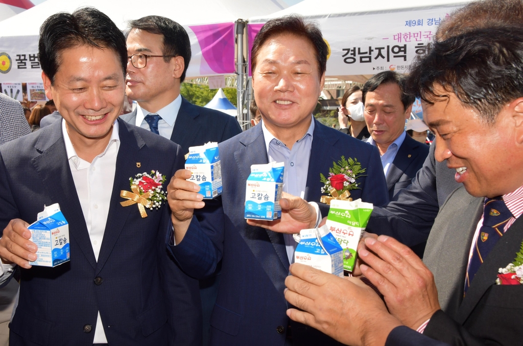 경남 축산사랑 한마음대회서 우유 마시는 박완수 지사(가운데)