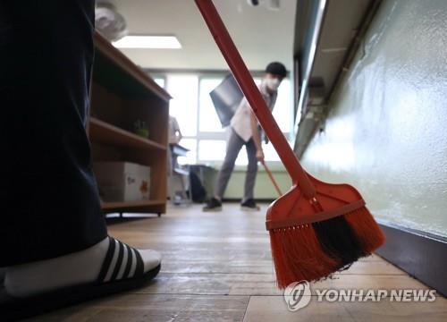 "초·중·고 10곳 중 7곳, 교사·학생이 교무실 청소"