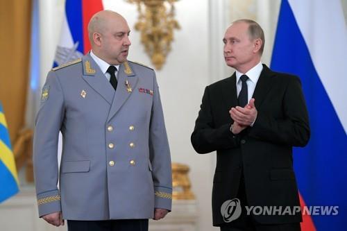 시리아 참전부대 격려행사의 푸틴 대통령과 수로비킨 총사령관