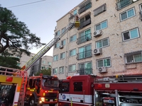 인천 다세대주택서 불…2명 연기흡입·25명 구조