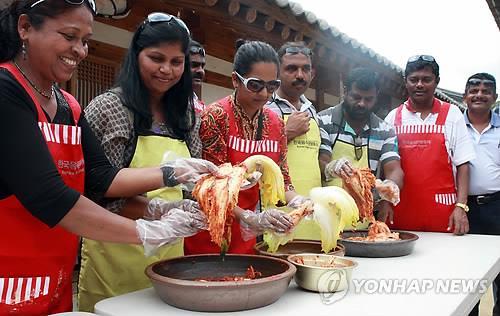 전주에서 김장 체험하는 외국인들