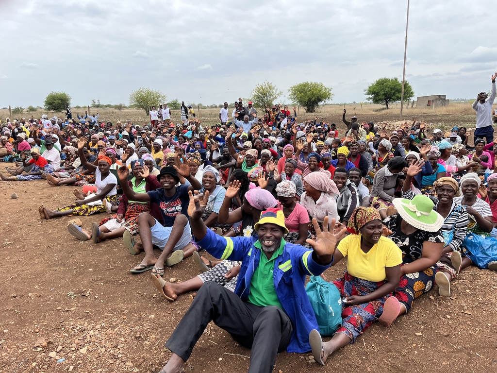 식량키트 지원을 기다리는 모잠비크 모암바 지역 주민들
