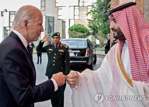 사우디 방문 당시 무함마드 빈 살만 왕세자와 주먹인사하는 바이든 대통령