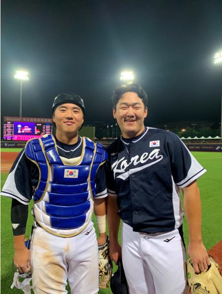 23세 이하 한국 야구대표팀 손성빈(왼쪽)과 성동현