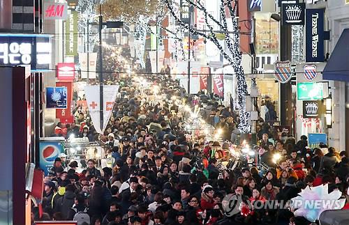 2013년 크리스마스 이브의 서울 명동 거리