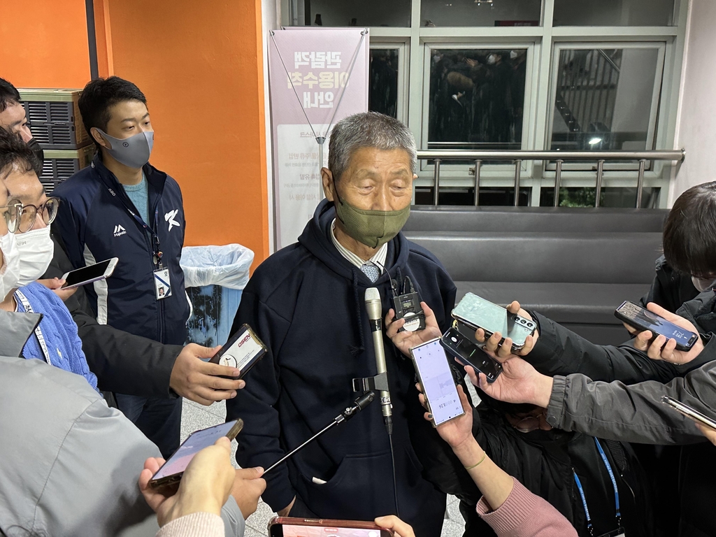 프로야구 한국시리즈 2차전 관전 중 언론 인터뷰에 응한 김성근 전 감독