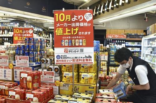 일본 도쿄 상점의 맥주 가격 인상 안내문