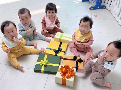 첫 생일 앞두고 김건희 여사 선물 받은 다섯쌍둥이