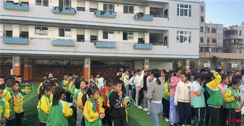 운동장으로 대피한 타이핑 초등학교 학생들
