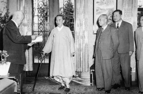 1957년 4월 27일 이승만 대통령이 김병로 대법원장 일행을 접견하는 모습