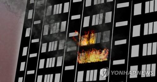 익산 아파트서 불…2명 화상