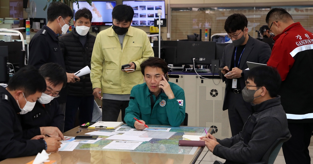헬기 사고 보고받는 김진태 강원도지사