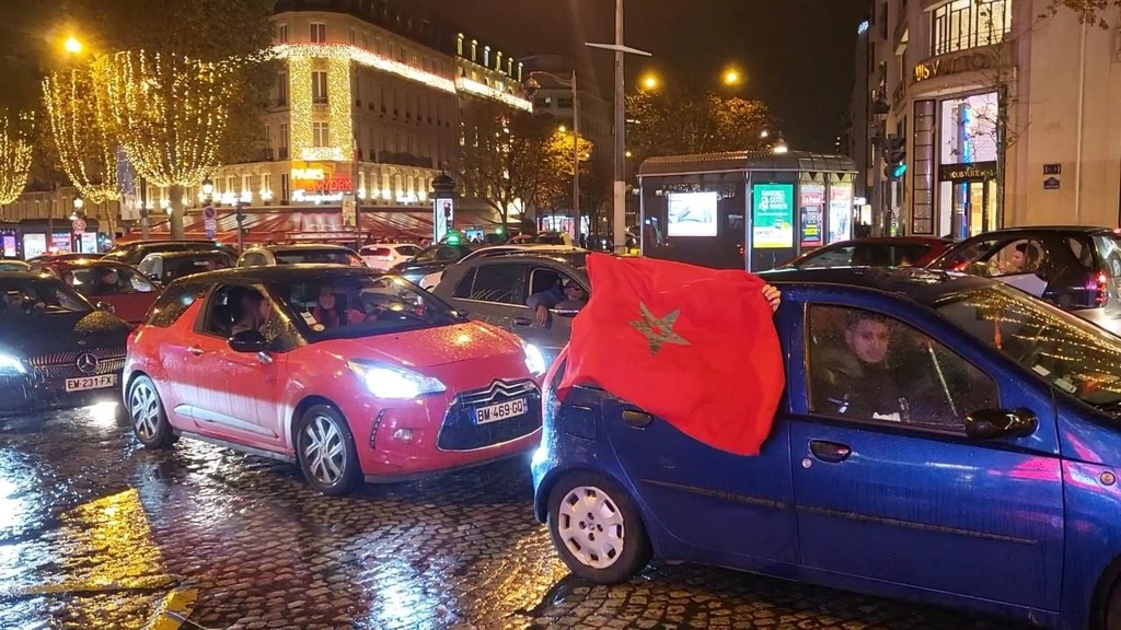 샹젤리제 거리에서 승리를 자축하는 모로코 축구 팬들