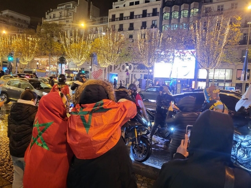 프랑스 파리 샹젤리제 거리로 모여든 모로코 축구팬들