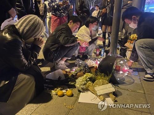 중국 우루무치시 화재 희생자 추모하는 상하이 시민들