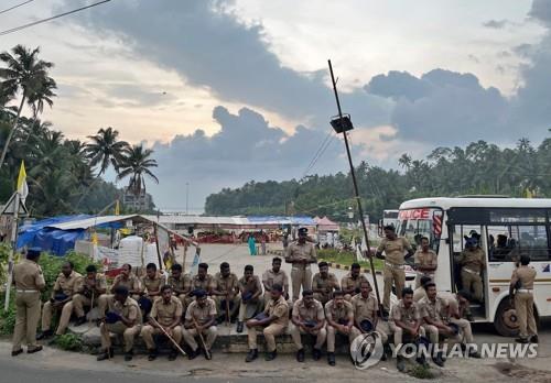 인도 비진잠 항구 시위 현장에 투입된 경찰.