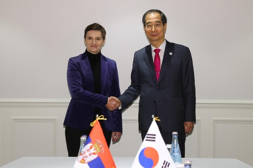 악수하는 한국-세르비아 총리