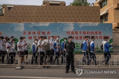작년 6월 줄지어 대입 시험장 입장하는 베이징 수험생들