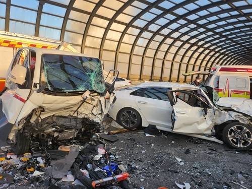 청주서 1t 화물차·승용차 충돌…4명 부상