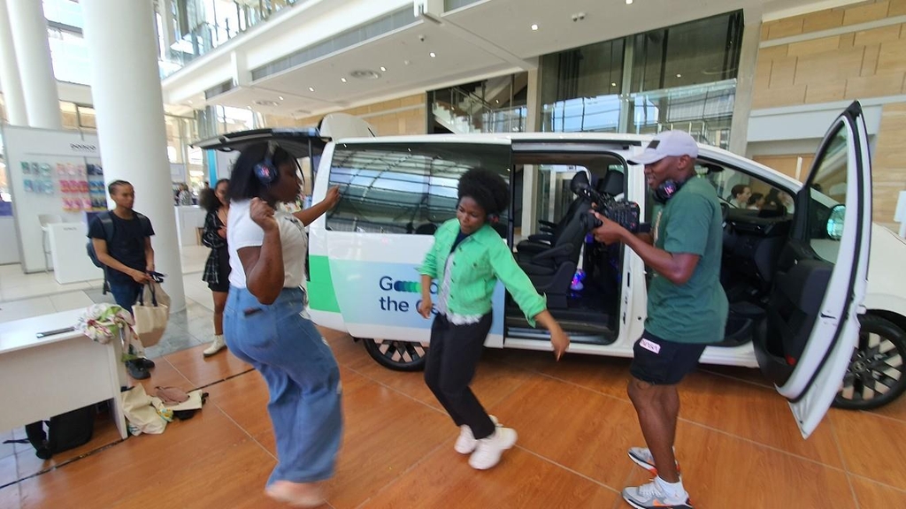 현대차 앞에서 춤추는 남아공 젊은이들