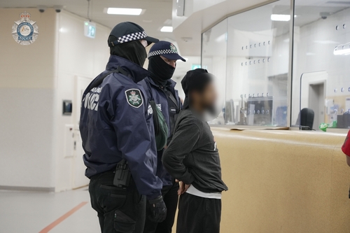 호주 래퍼 출신 IS 고위급 조직원, 터키서 추방돼 귀국
