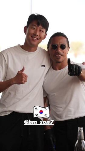 손흥민(왼쪽)과 포즈를 취한 셰프 괵체.