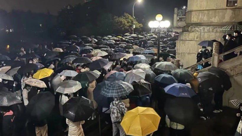 [두조일보 캡처. 재판매 및 DB 금지] 4일 밤 중국 우한대 학생들이 조기 방학을 요구하는 시위를 벌이는 모습.