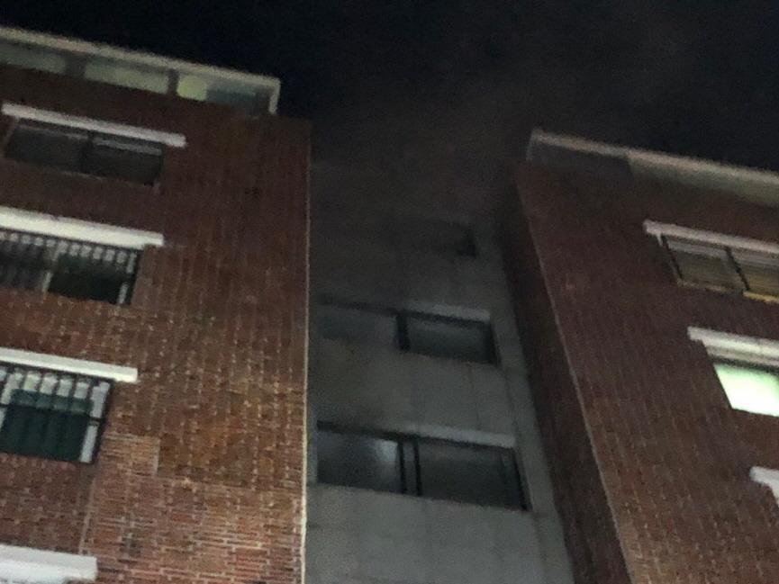 부산서 아파트 화재…70대 남성 의식불명