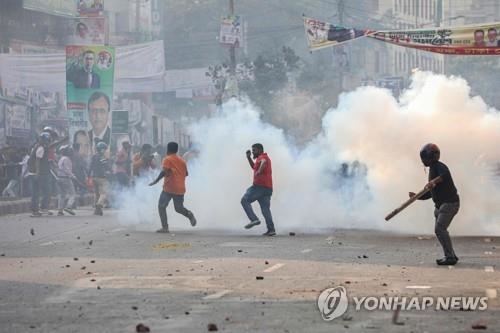방글라서 경찰-야권 시위대 충돌…"1명 사망·수십명 부상"