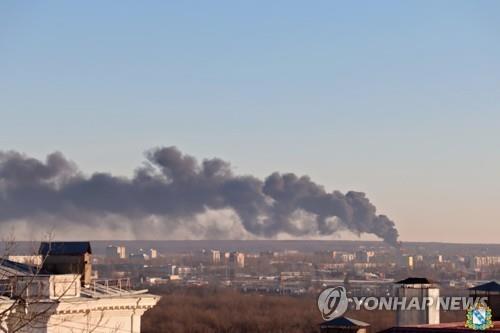 우크라 드론 공격에 연기 치솟는 러시아 쿠르스크 공항